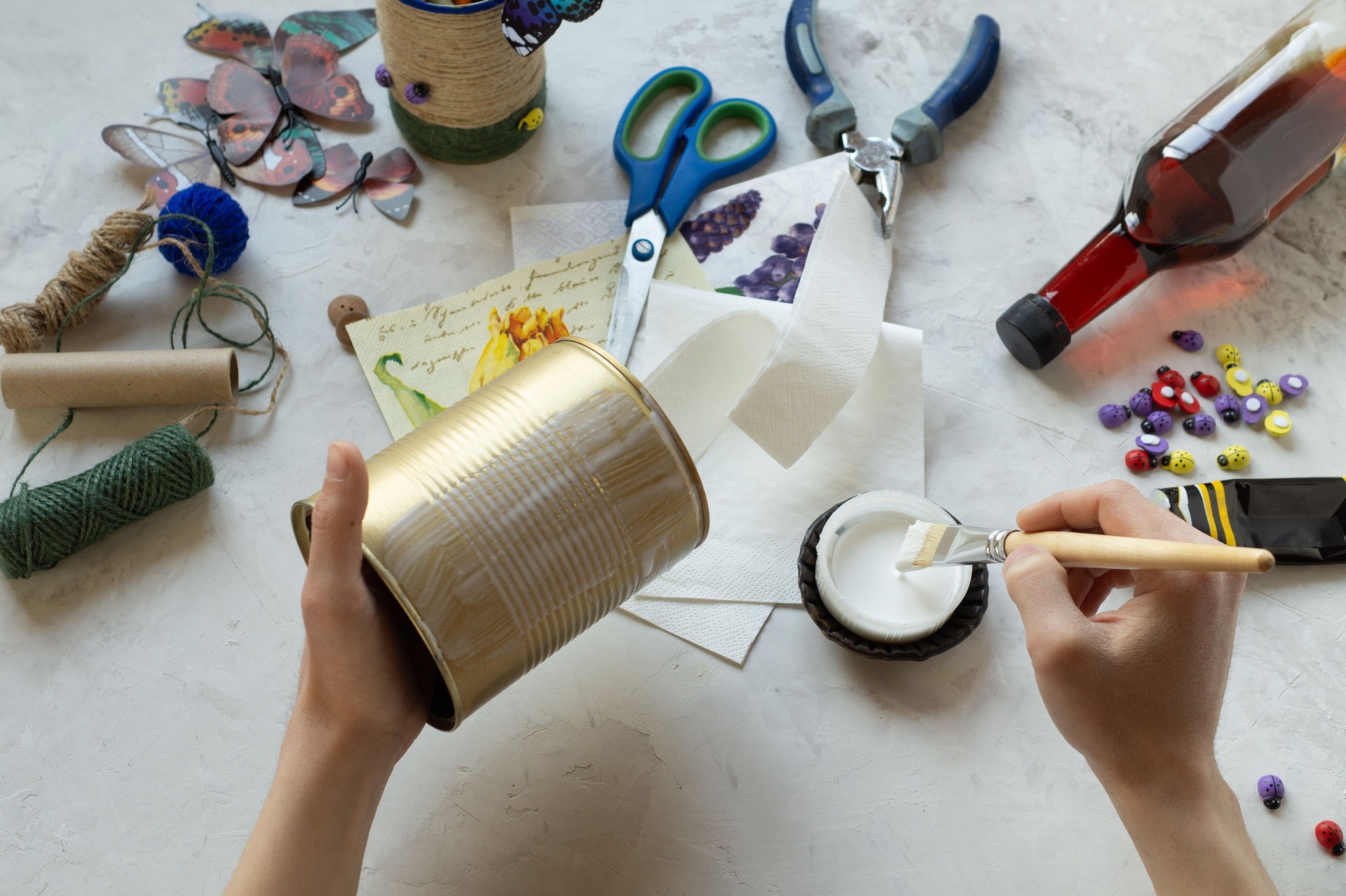 Decorating a tin can. Creation.